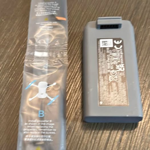 DJI Mini 2 SE battery and propellers in packaging