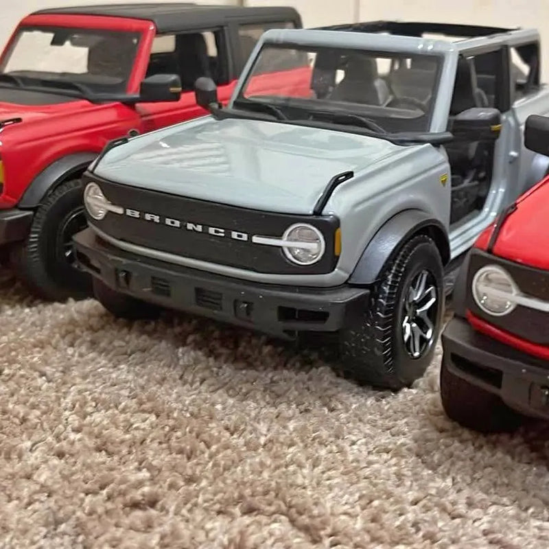 1:18 scale diecast Bronco front SUV model, light gray with black grille and tires