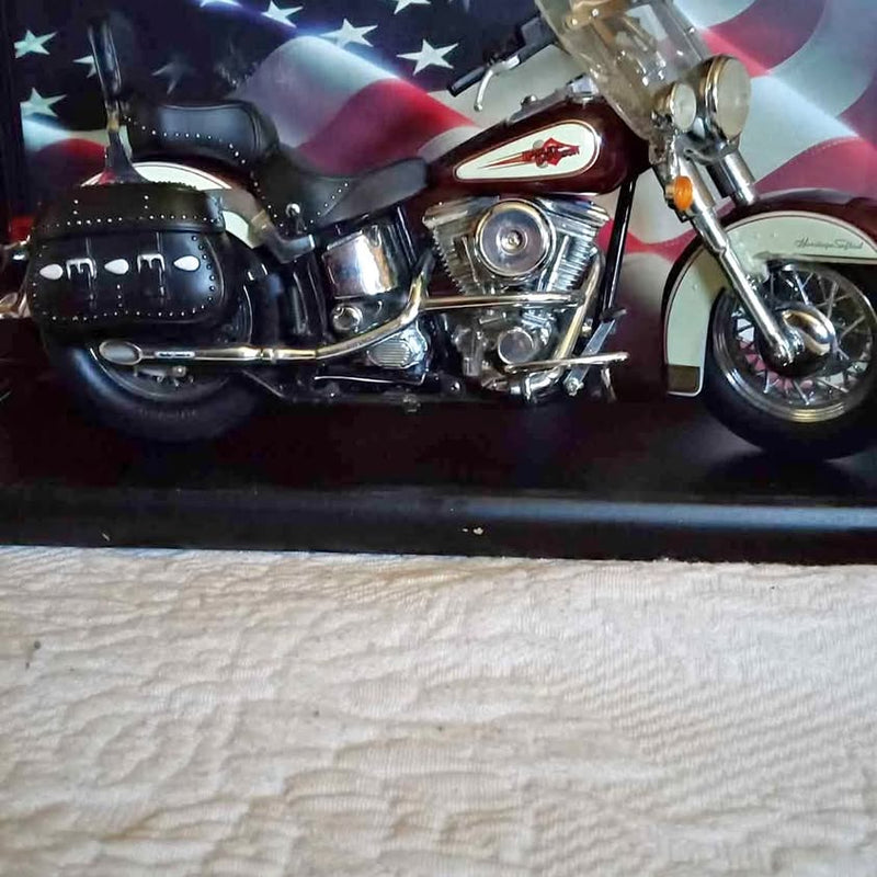 Harley-Davidson custom Softail diecast motorcycle with black seat and chrome engine, 1:10 scale