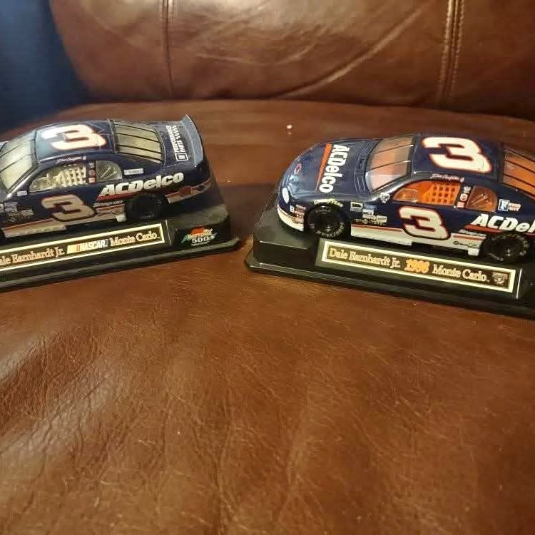 1/32 diecast race car set of two: blue/black No. 3 cars on bases