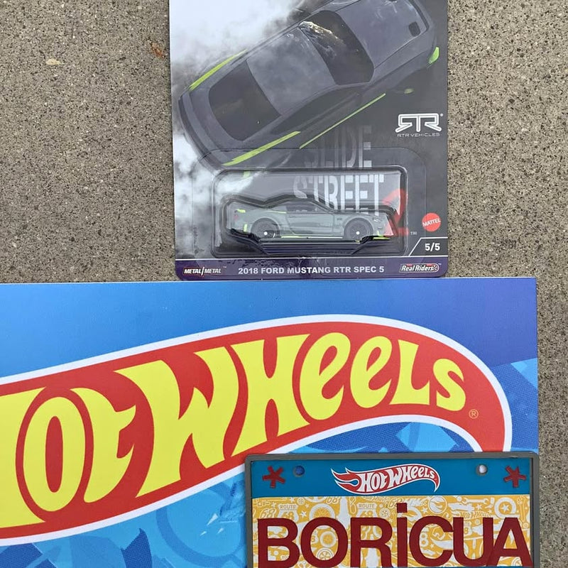 Hot Wheels diecast car set in Valencia-themed blister package, Ford Mustang on card