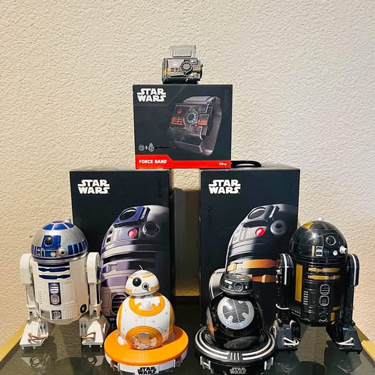 Star Wars droid toy set with boxed characters and small figures, assorted colors