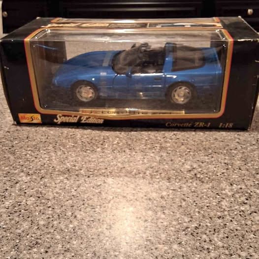 Blue 1992 Corvette ZR-1 diecast car in display box, 1:18 scale