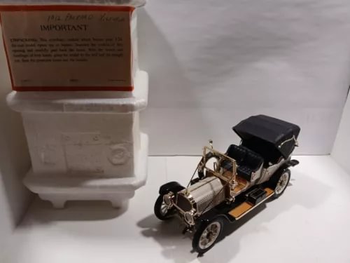 1:24 scale Packard Victoria diecast car, black body with chrome trim on base