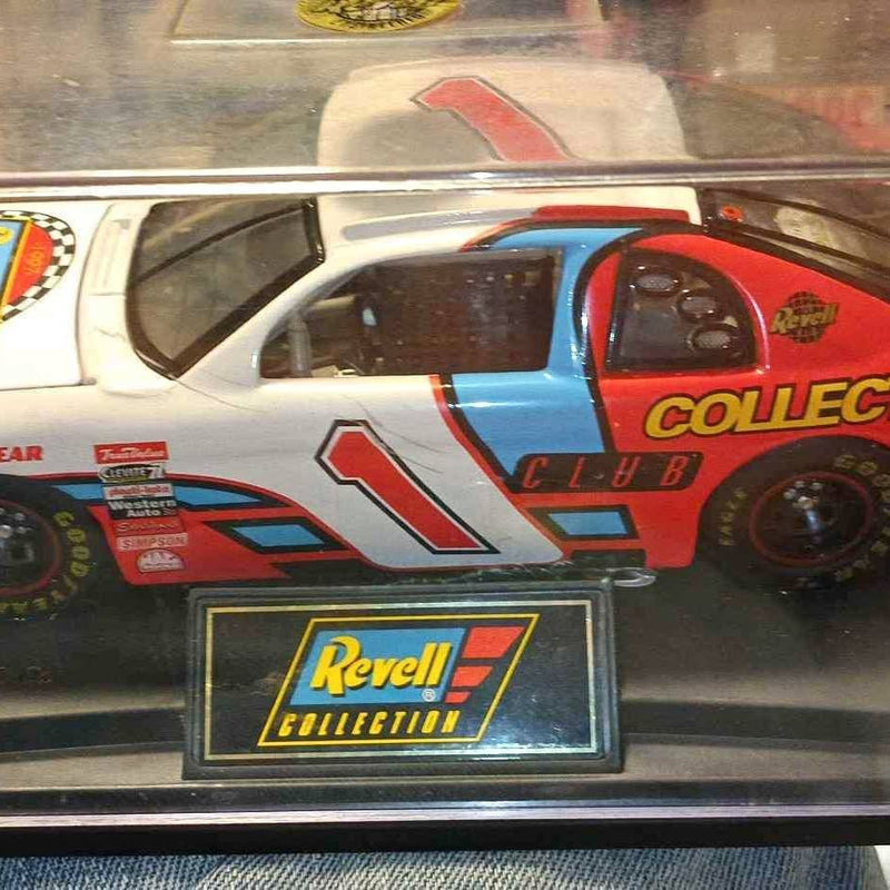 1:24 diecast NASCAR-style model car with blue, red, and white livery, Revell display