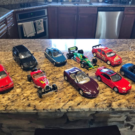 1:24 diecast car lot, assorted colors: red, black, blue, green, maroon