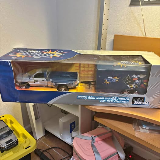 1/18 diecast Dodge Ram 3500 pickup with job trailer, in box, gray