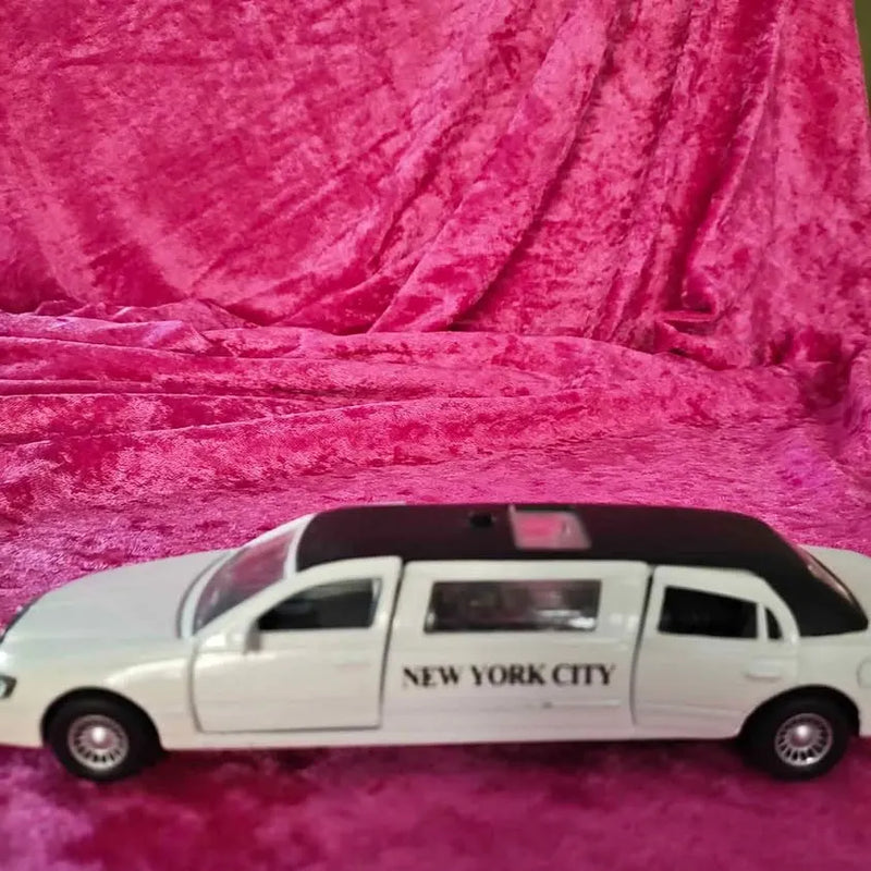 Diecast Lincoln Town Car model with side door "NEW YORK CITY" text, black windows
