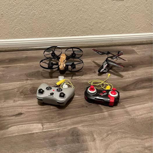 Drone kit with two quadcopters and two wireless controllers