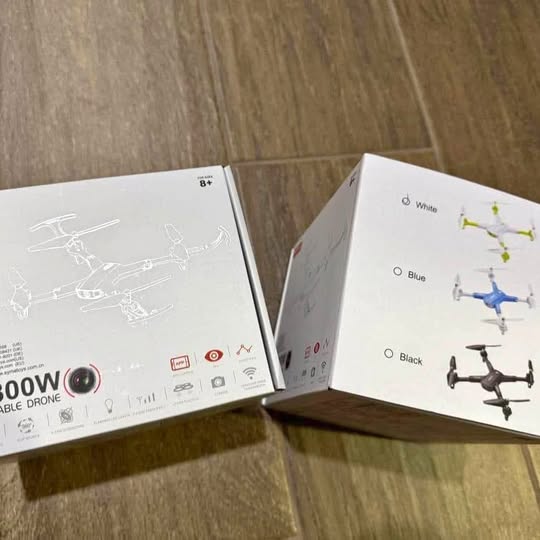 Foldable drone packaging with 1080p camera and drone color diagrams