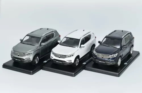 Three 1:24 scale SUV diecast models, detailed grilles, on display bases.
