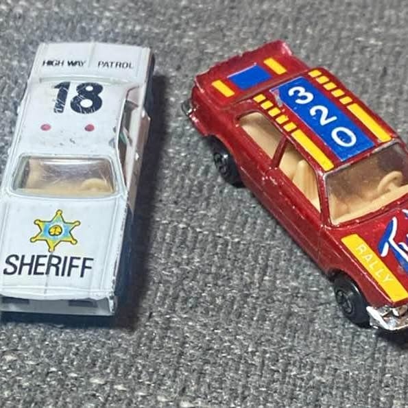 Diecast police cruiser vehicles, red car with 320 number and white sheriff car
