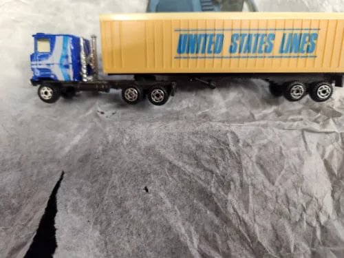 Ho scale diecast container trailer with blue Mack tractor and yellow U.S. Lines container