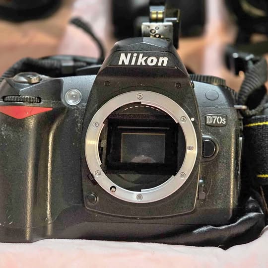 Nikon D70s DSLR camera body with lens mount