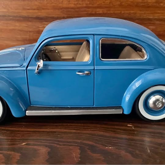 1:18 diecast Volkswagen blue car, side view with doors and wheels