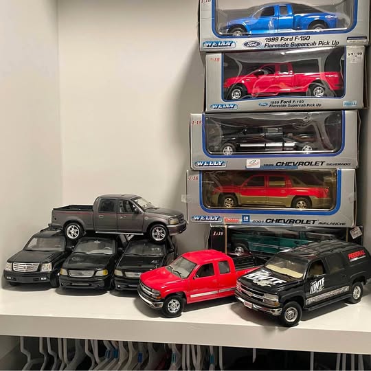 1:18 diecast vehicle set with assorted classic cars and trucks in multiple colors