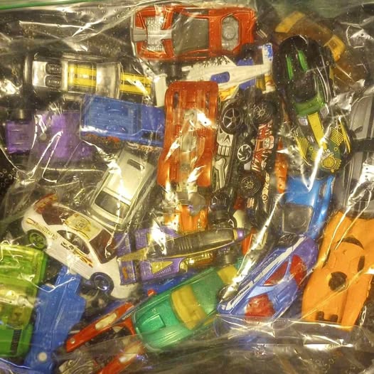 Loose Hotwheels diecast vehicles multipack, various colored cars in clear bag