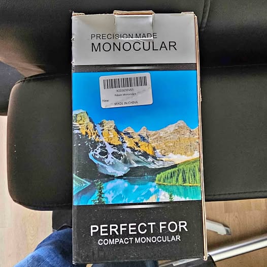 Compact monocular telescope retail box with product label