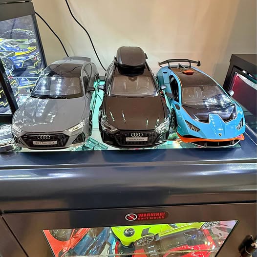 1:18 scale diecast car set with three supercars in silver, dark gray, and blue