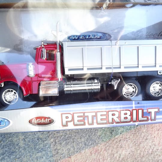 WELLY 1:32 red Peterbilt 379 diecast truck with white box trailer, side view