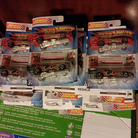 Diecast dragster car 2-pack blister multipack, two colorful racing cars with decals