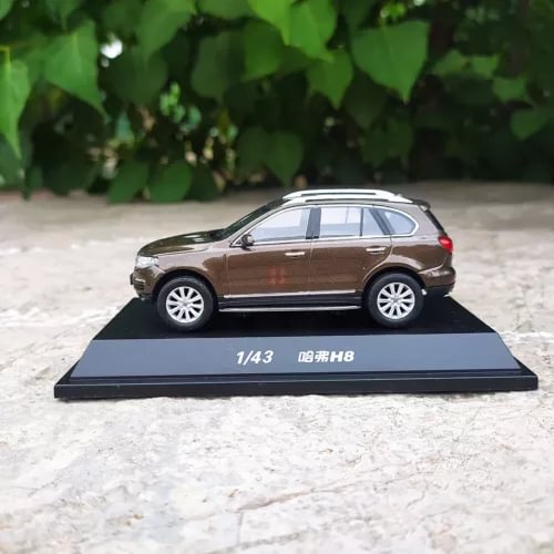 1/43 diecast SUV model, brown H8, side view with roof rails