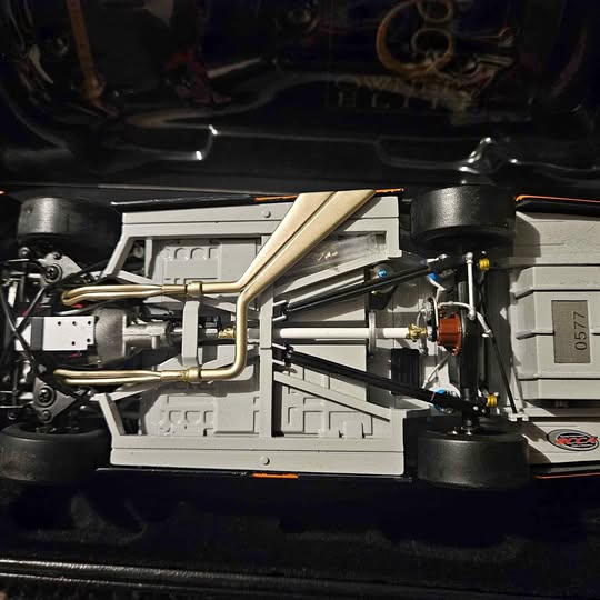 1/24 diecast race car chassis with white body, exposed suspension and tires
