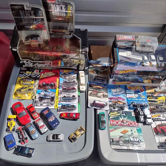 Diecast car toy lot with multiple blister-pack vehicles and a few loose cars