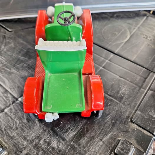 1/24 diecast toy car with red body and green cab, open steering wheel
