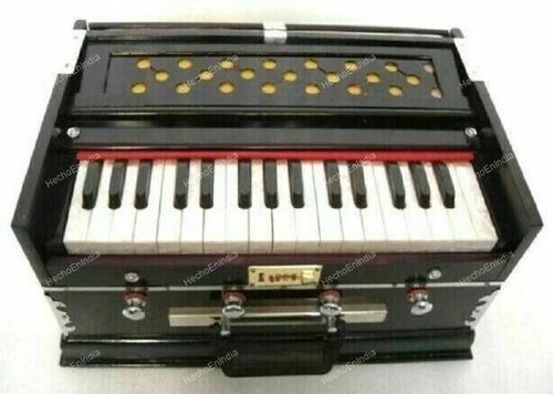 4-stop harmonium with 32 keys, red stop strip, gold nameplate, front view