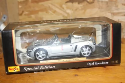 1:18 scale diecast Opel Speedster model in clear box, silver