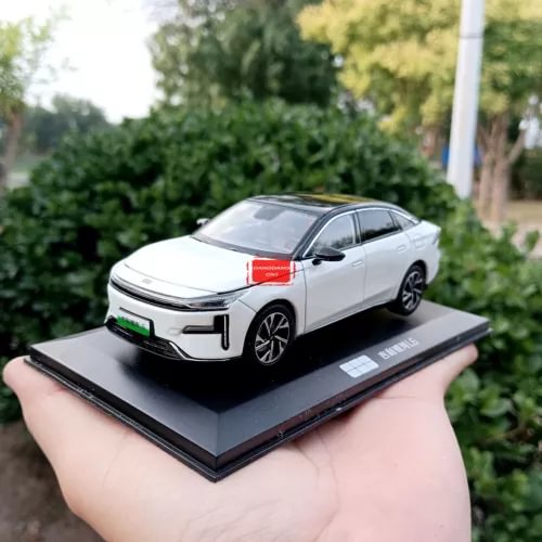 1:32 scale white Geely Galaxy L6 diecast car model on black display base