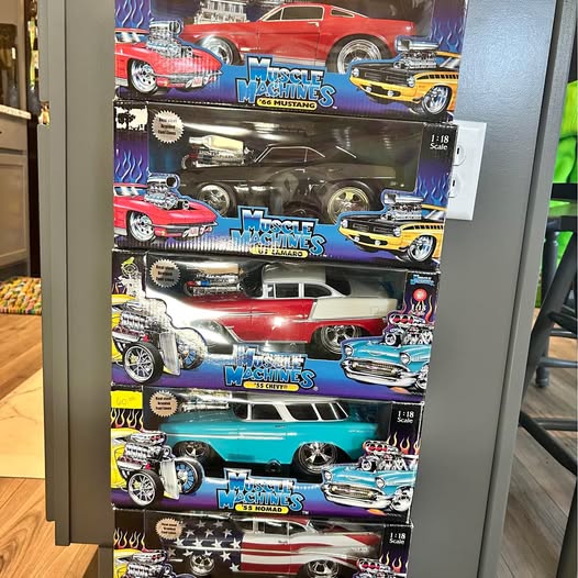 1:18 Muscle Machines diecast car set in blister-style display box