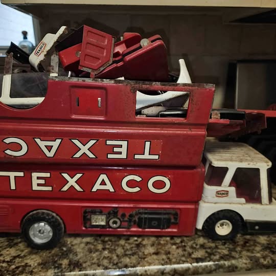 Red Texaco diecast fuel truck with front cab and side lettering