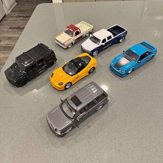 1:24 diecast cars set with assorted sedans in black, yellow, silver, blue, red