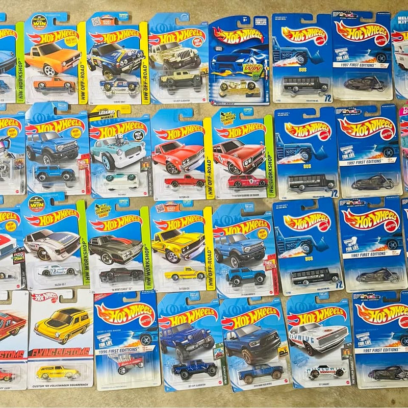 Hot Wheels mixed diecast car lot in blister packs, assorted vehicles and colors