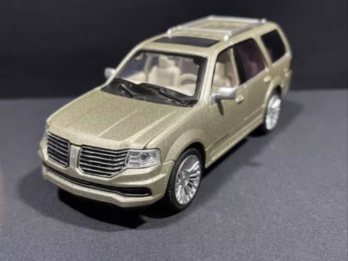 1:36 Lincoln Navigator 2015 diecast toy SUV, light green, front 3/4 view