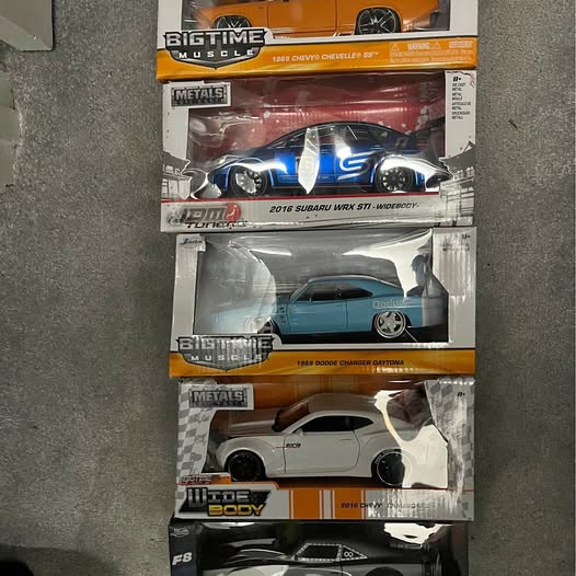 Boxed 1:24 diecast muscle cars set with three car models