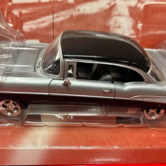 1:24 diecast 1957 Chevy Bel Air model car, light silver body, black roof