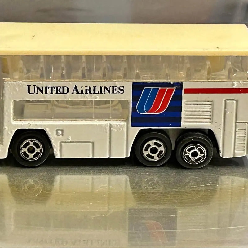 United Airlines diecast double-decker airport shuttle bus with dual rear wheels
