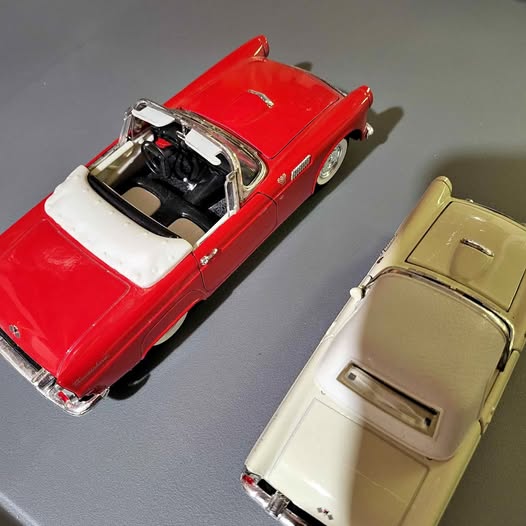 Diecast 1:24 Ford Thunderbirds pair in red and cream, open hoods visible