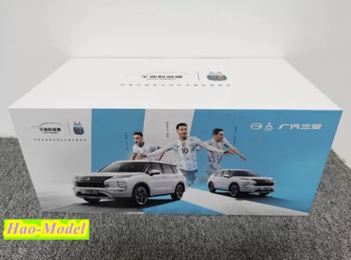 1:18 diecast SUV model set with two Mitsubishi Outlander vehicles in box