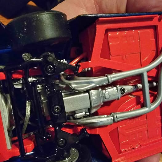 1:24 scale diecast vehicle engine and chassis parts, red body with black and silver details
