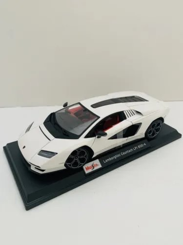 Lamborghini Countach LPI 800-4 1:18 diecast sports car model, white