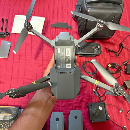 Drone with four propellers and central battery module