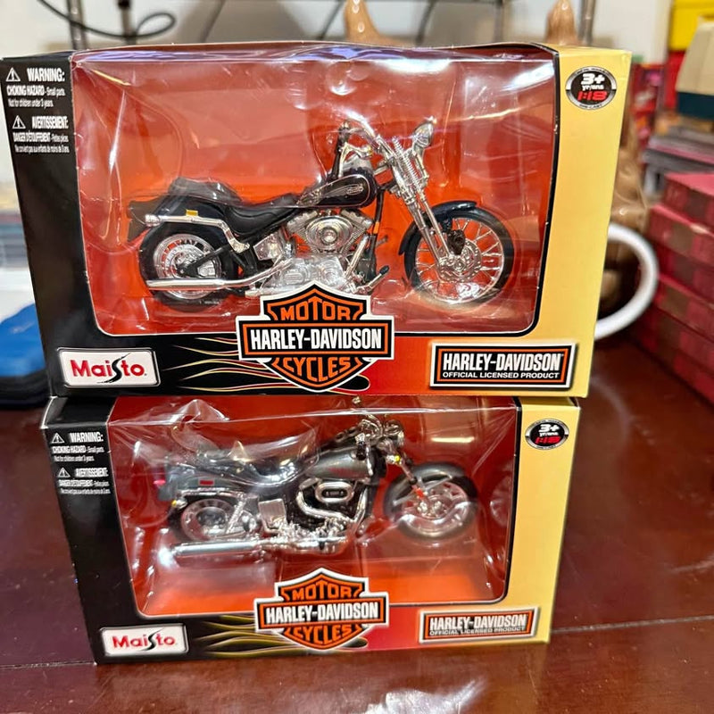 Harley-Davidson Maisto 1:18 diecast motorcycle bundle, two models in display boxes