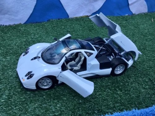 1:24 metal diecast sports car model in white with open-wheel body