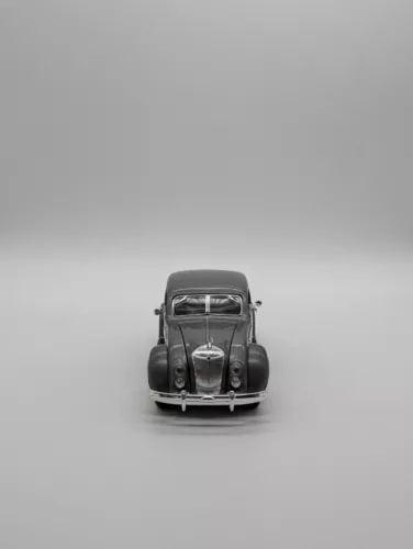 Diecast 1:32 classic car model, front view with grille and headlights