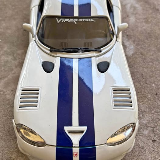 1:18 diecast Dodge Viper GTS front view, white body with blue center racing stripe