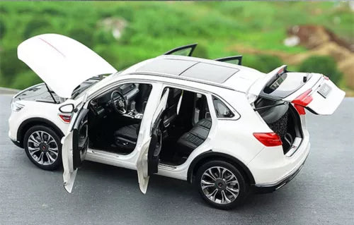 White 1/18 scale diecast SUV model car with doors open
